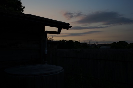 夕日と小屋