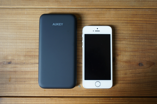 AUKEY Slim Battery 10000mAh と iPhone SE