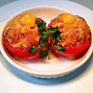 完熟焼きトマトとウズラの卵のパンツェッタリゾット