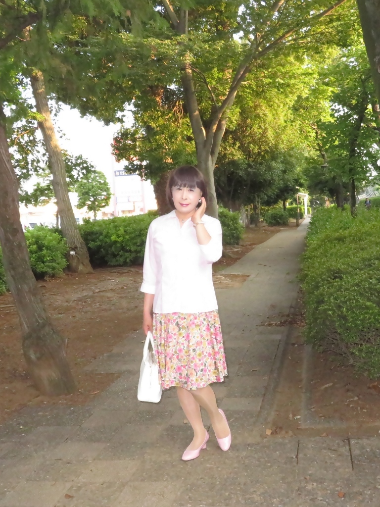 ピンクシャツ花柄スカート(1)