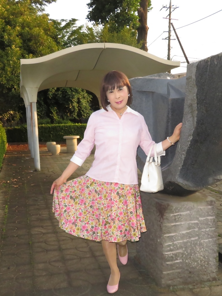 ピンクシャツ花柄スカート(3)