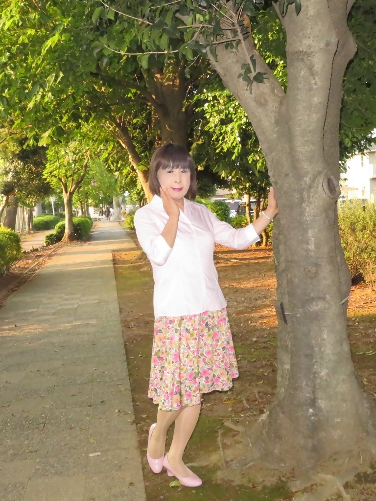 ピンクシャツ花柄スカート(2)