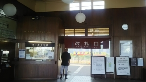 三角駅改札口-1705