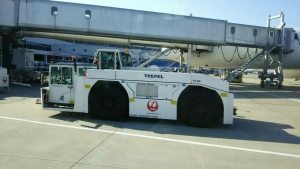 福岡空港トーイングトラクター-1705