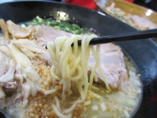 ちゅんり　蝦潮白湯麺　麺