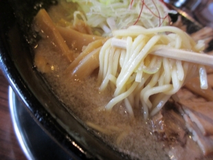 肉ﾊﾞｶ　ﾗｰﾒﾝ　麺