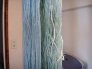 藍の生葉染め　ウール糸
